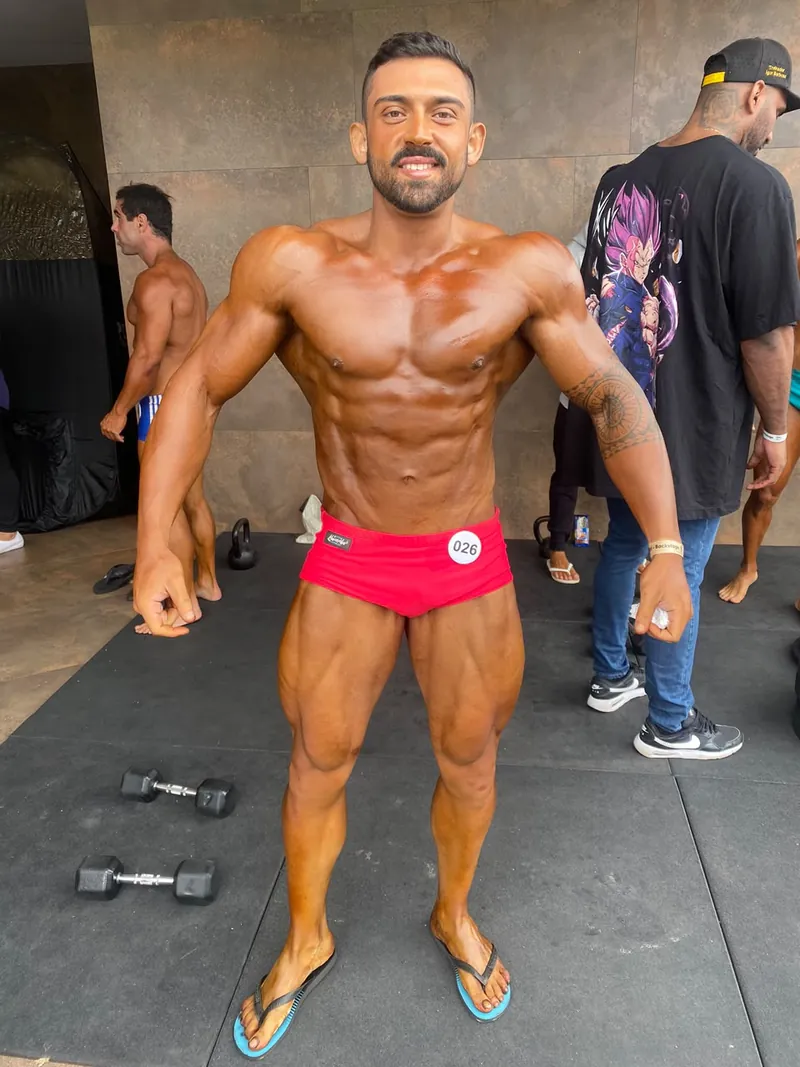 Lucas no backstage de uma competição de fisiculturismo